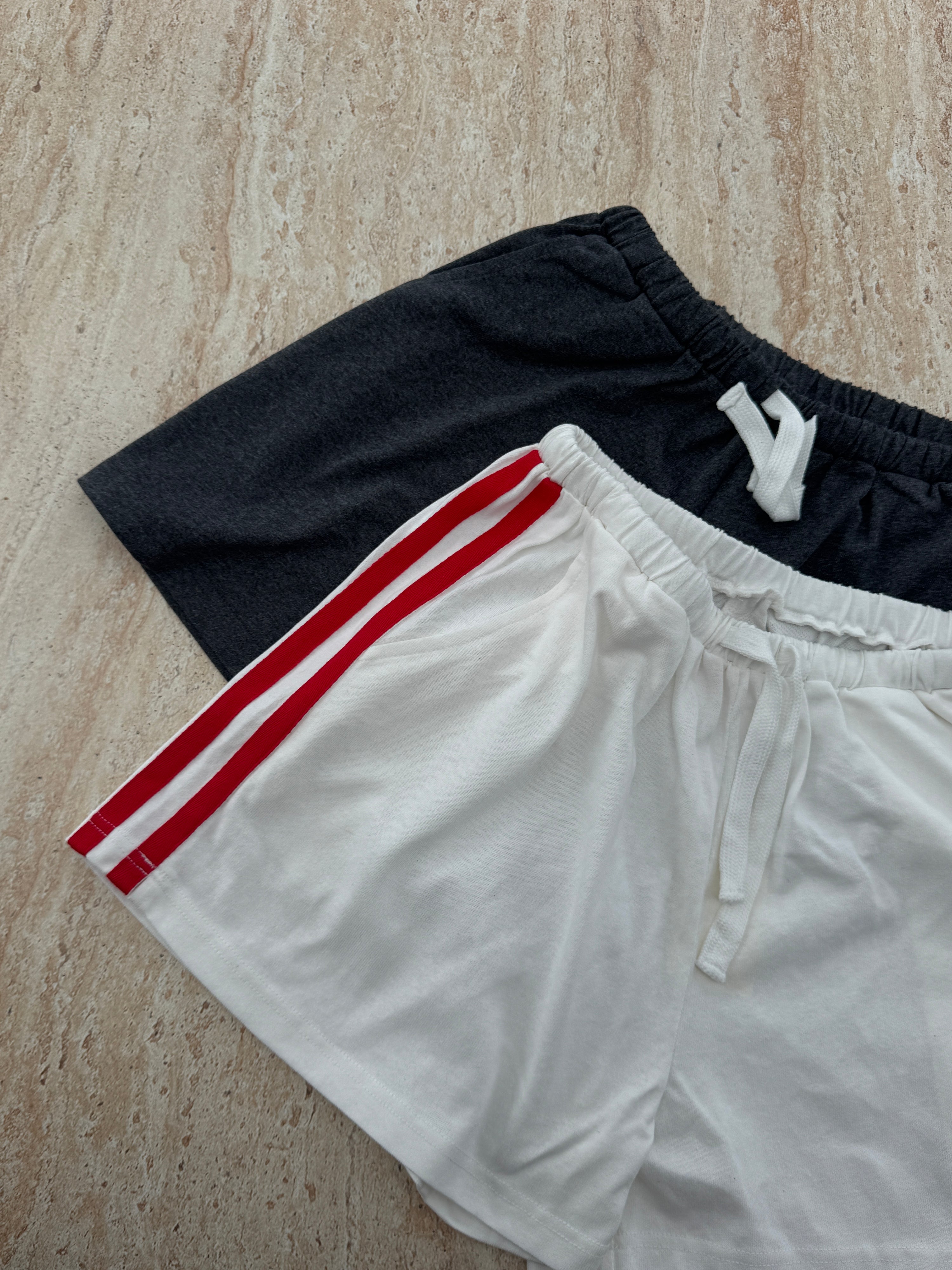 Everyday shorts - white/chilli